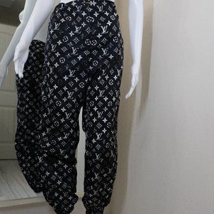 Louis Vuitton Stencil-effect Monogram Jogging Pants White. Size 36